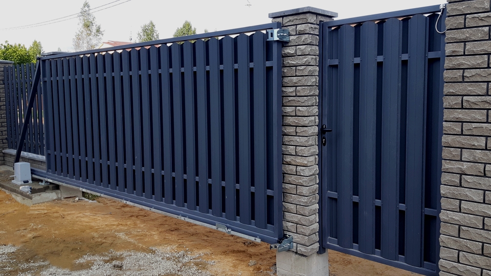 otkatnye-vorota-shtaket-kalitka.