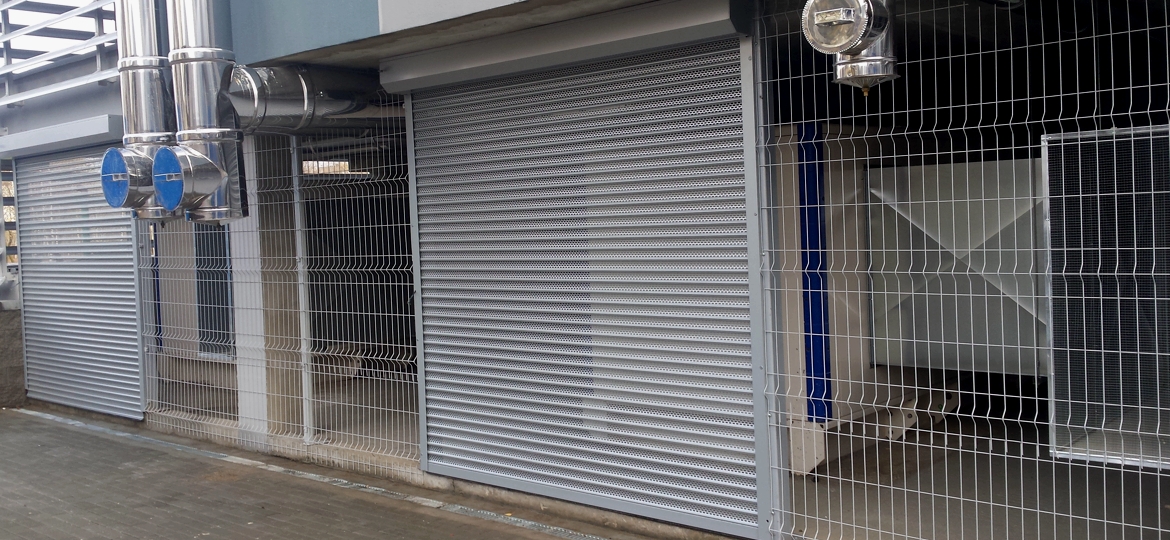 zashchitnye-zhalyuzi-reshetka.